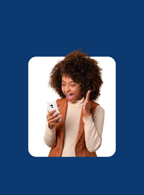 Mulher olhando o celular com expressão de surpresa