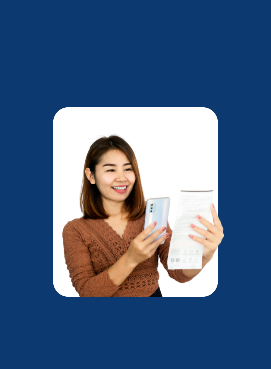 Mulher sorrindo com celular e conta de luz