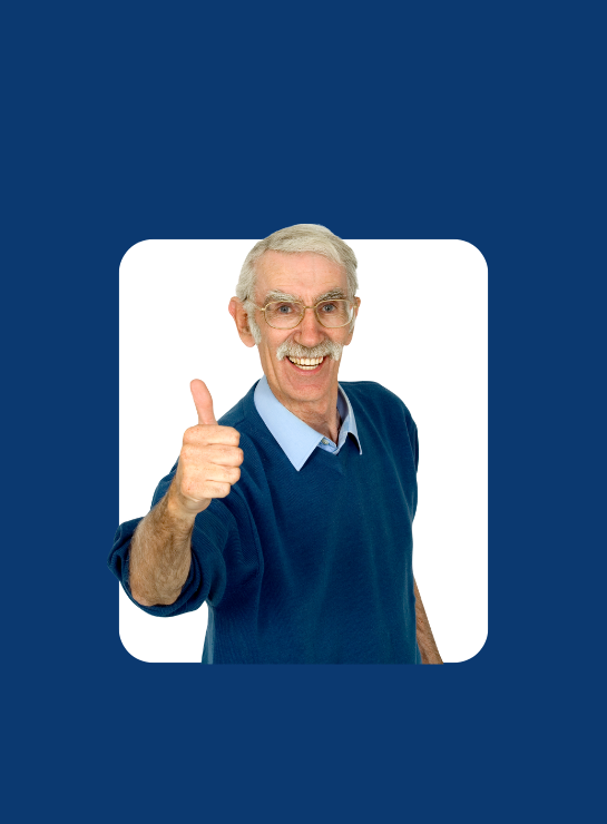 Homem idoso sorrindo e fazendo sinal de positivo